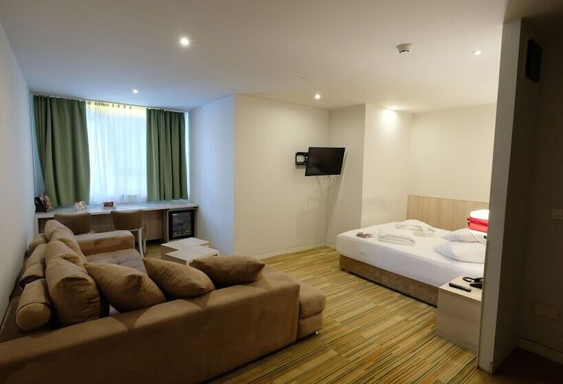 اتاق لوکس, Hollywood