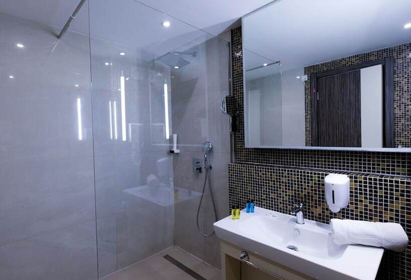 اتاق لوکس سه تخته, Hollywood