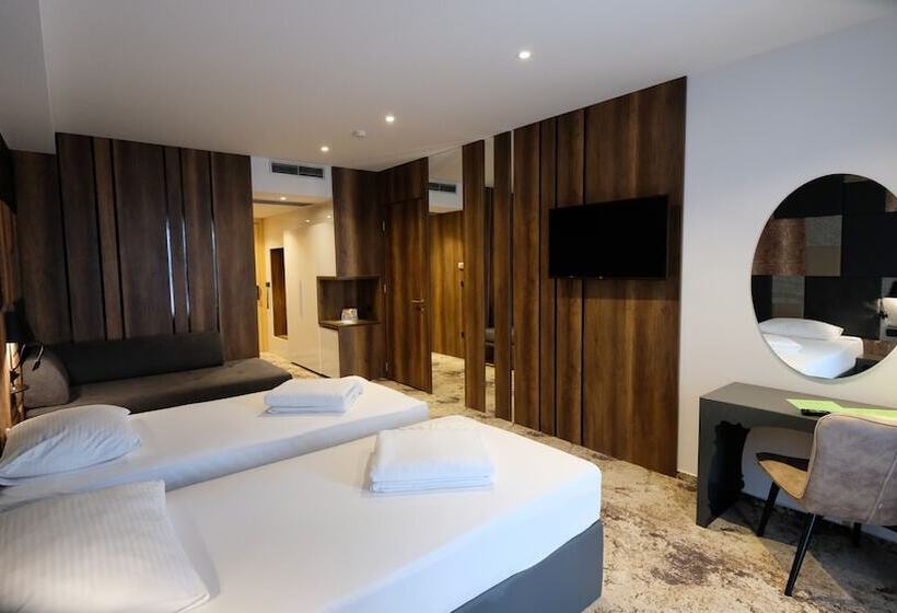 اتاق لوکس سه تخته, Hollywood