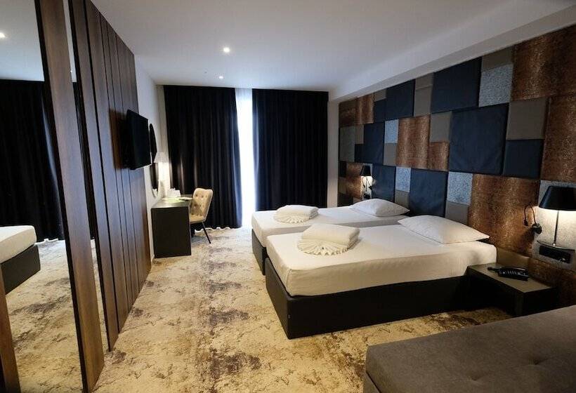 اتاق لوکس سه تخته, Hollywood