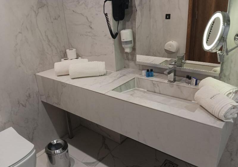 اتاق لوکس سه تخته, Hollywood