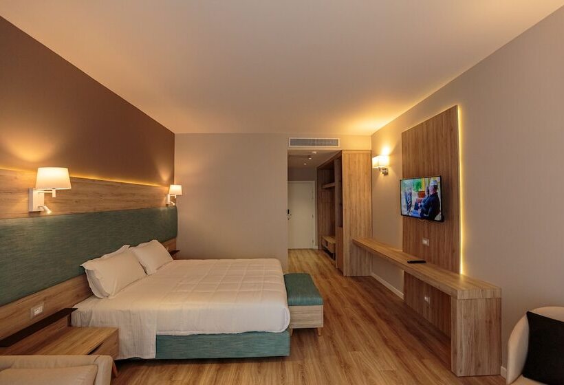 חדר קומפורט לשלושה, Regina Blu