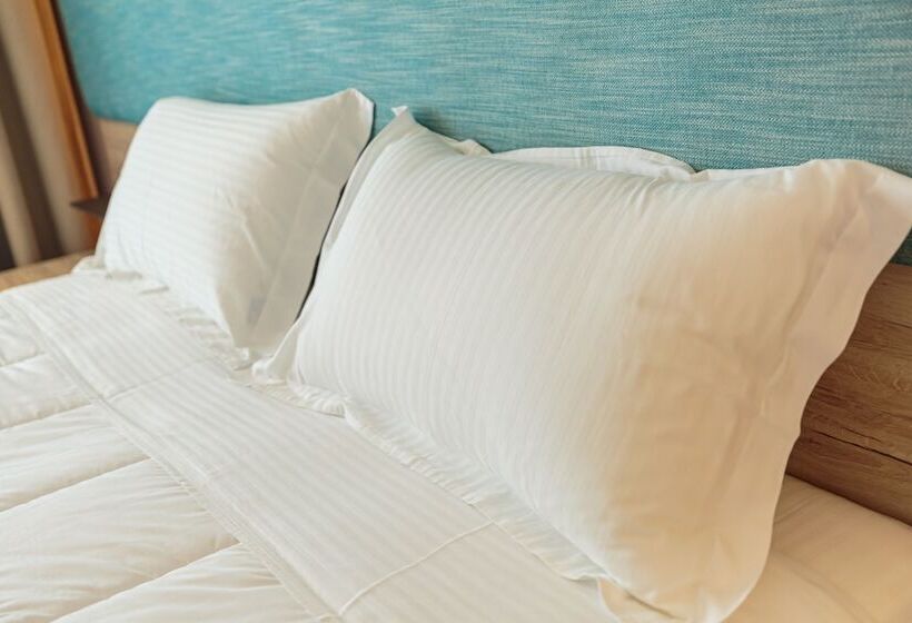 חדר קומפורט לשלושה, Regina Blu