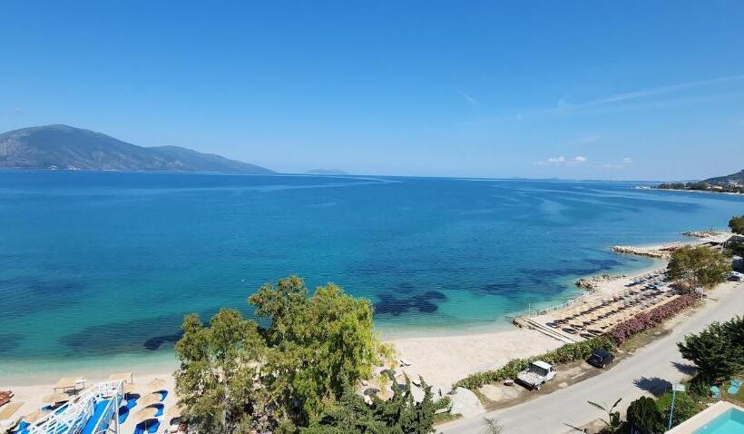 חדר קומפורט לשלושה, Regina Blu