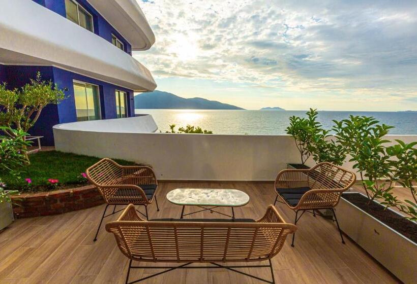 חדר קומפורט לשלושה, Regina Blu