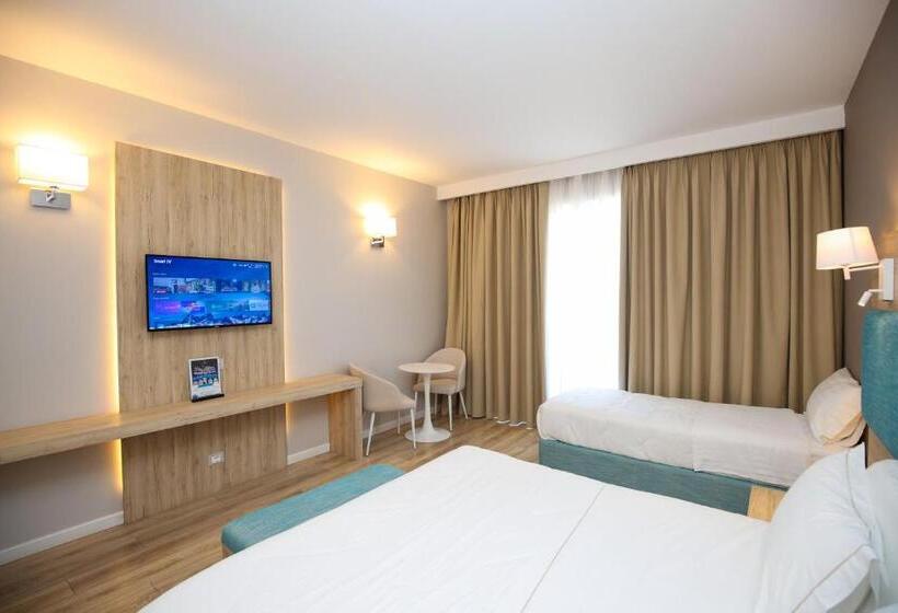 חדר קומפורט לשלושה, Regina Blu