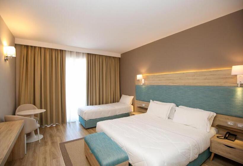 חדר קומפורט לשלושה, Regina Blu