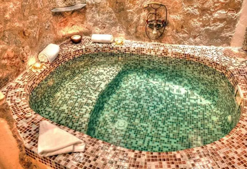 سوئیت جونیور با چشمانداز, Astarte Suites