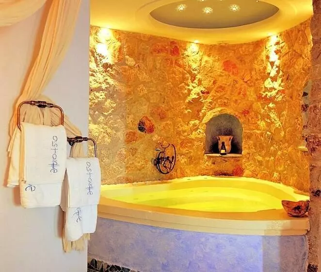 سوئیت سینیور, Astarte Suites