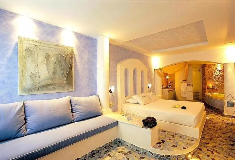 سوئیت سینیور, Astarte Suites