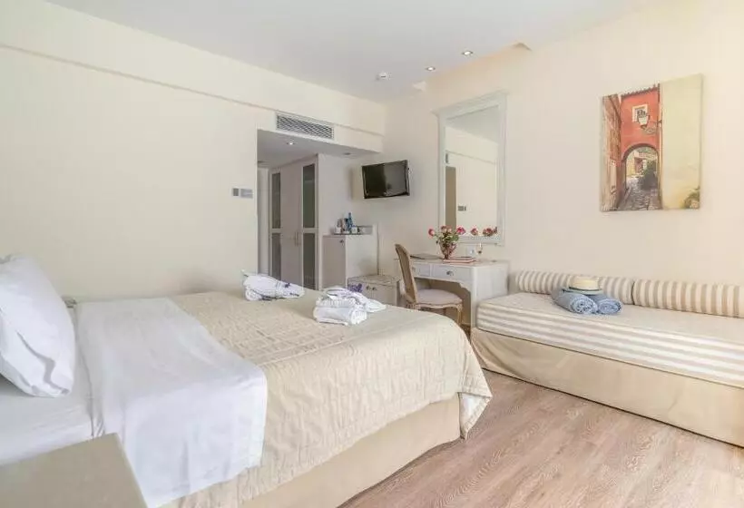 اتاق استاندارد سه نفره, Art Hotel Debono