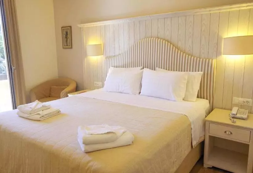 اتاق استاندارد سه نفره, Art Hotel Debono