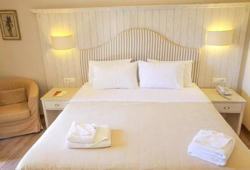 اتاق استاندارد سه نفره, Art Hotel Debono