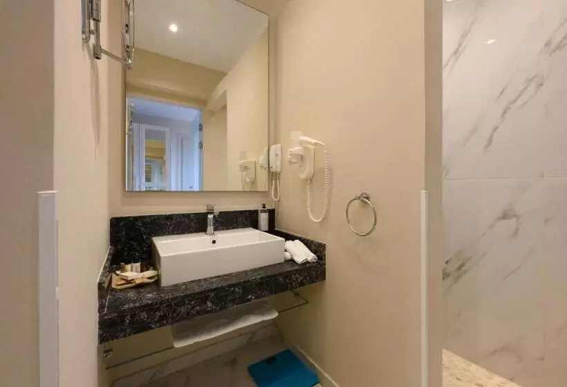 سوئیت با وان آب گرم, Art Hotel Debono