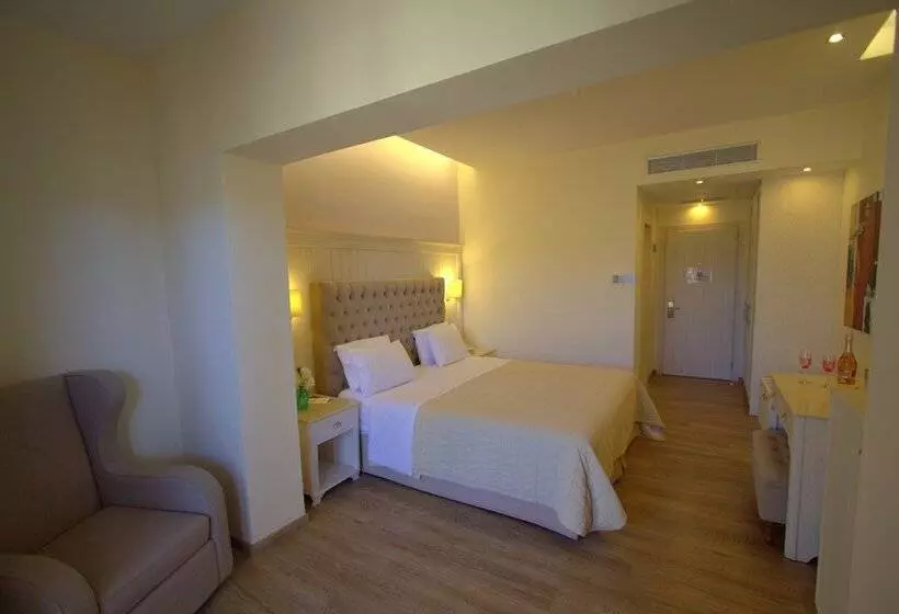 سوییت جونیور, Art Hotel Debono