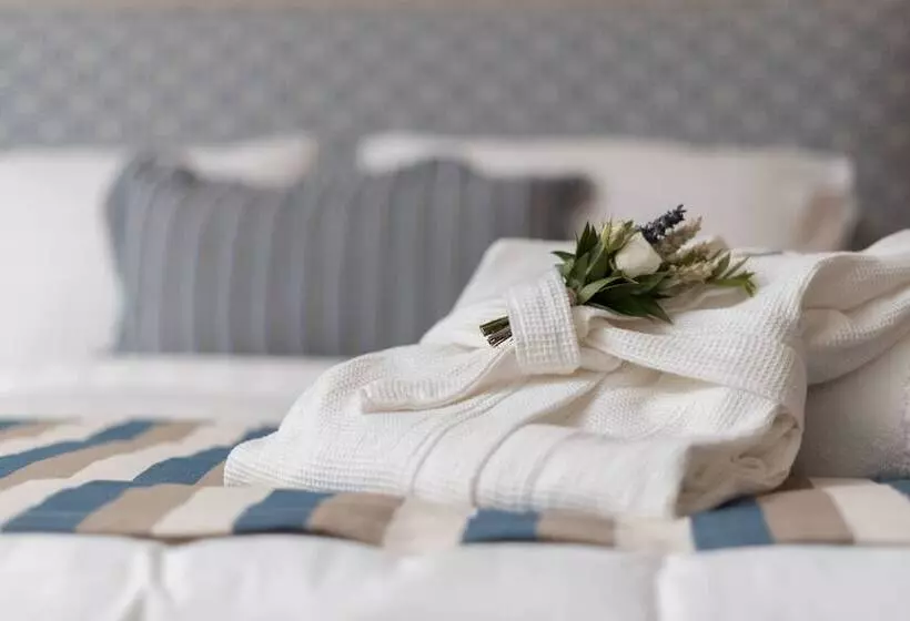 بانگلوی استاندارد, Art Hotel Debono