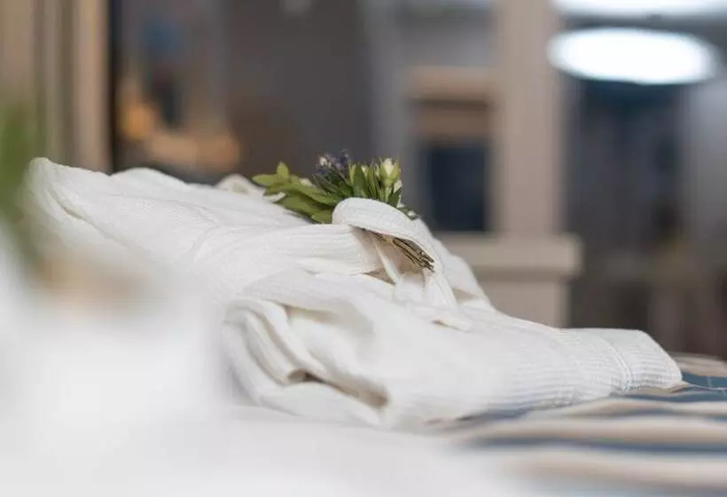 بانگلوی استاندارد, Art Hotel Debono
