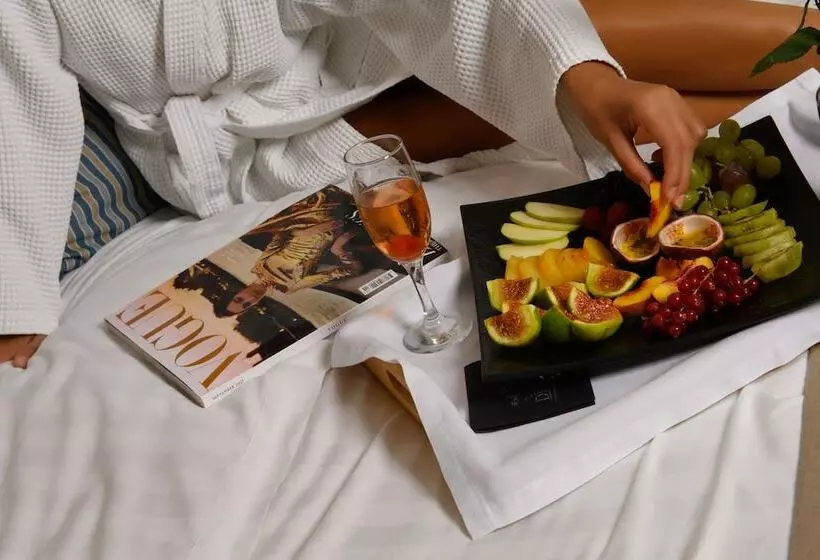 بانگلوی استاندارد, Art Hotel Debono
