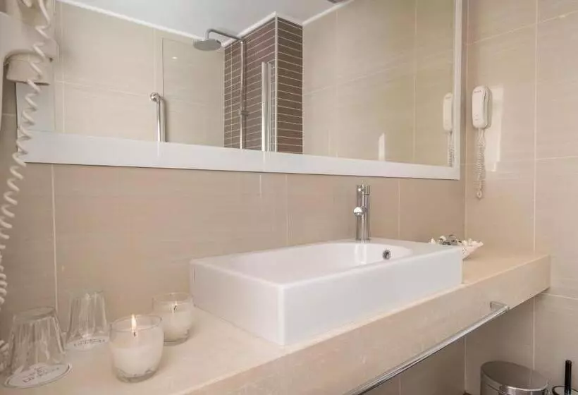 اتاق استاندارد سه نفره, Art Hotel Debono
