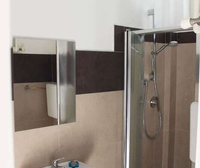 חדר סטנדרט לשלושה, Fellini Rimini