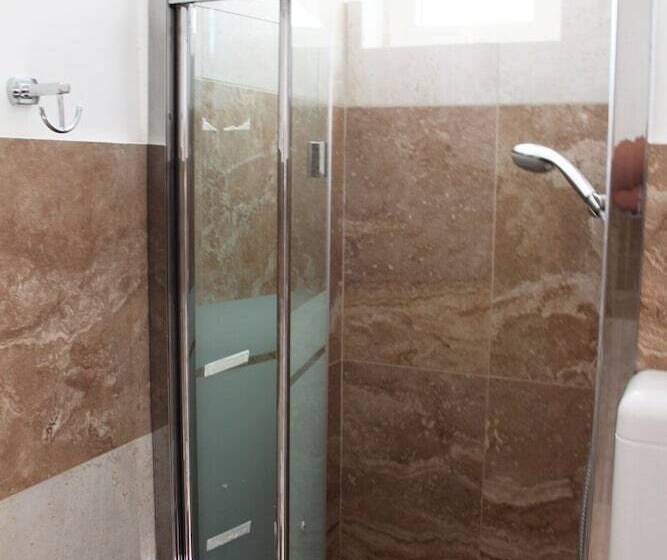 חדר סטנדרט לשלושה, Fellini Rimini