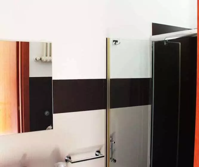 スタンダード4人部屋, Fellini Rimini