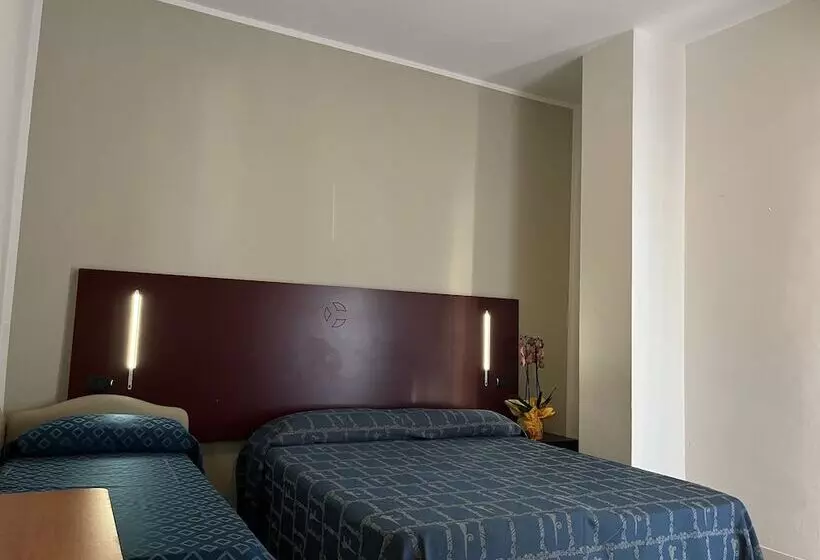 スタンダード4人部屋, Fellini Rimini