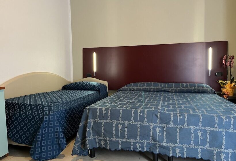 اتاق استاندارد چهار تخته, Fellini Rimini