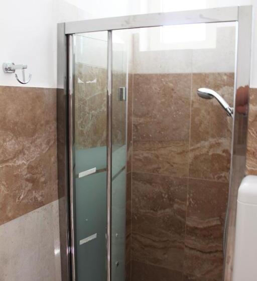 חדר סטנדרט לשלושה, Fellini Rimini