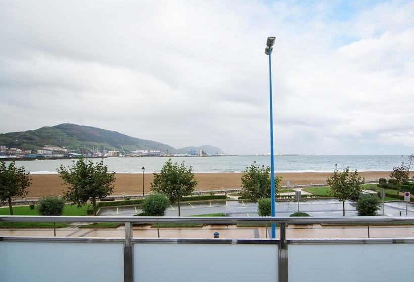 غرفة قياسية رباعية مطلة على البحر, Petit Palace Tamarises