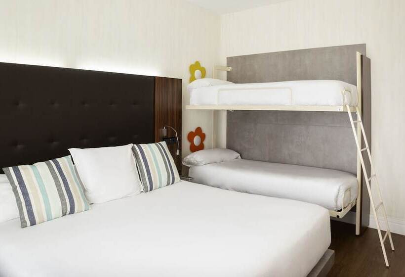 غرفة قياسية رباعية مطلة على البحر, Petit Palace Tamarises