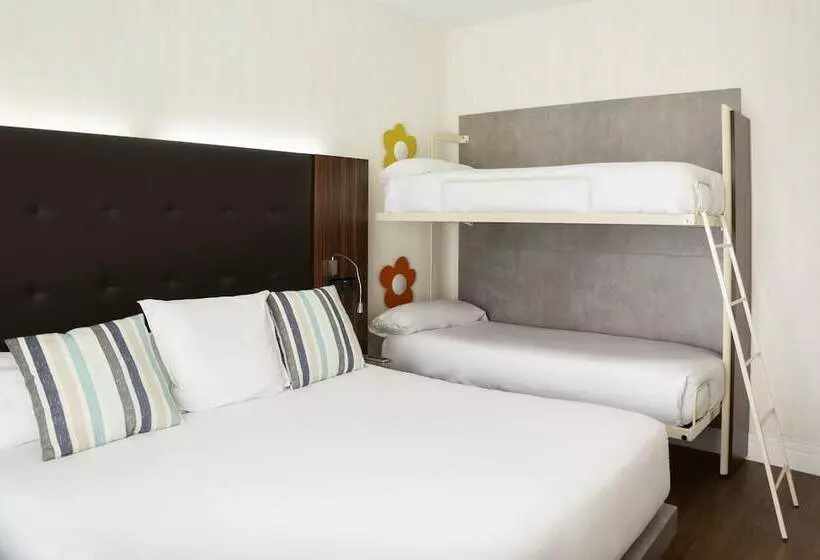 اتاق استاندارد چهار تخته با چشمانداز دریا, Petit Palace Tamarises