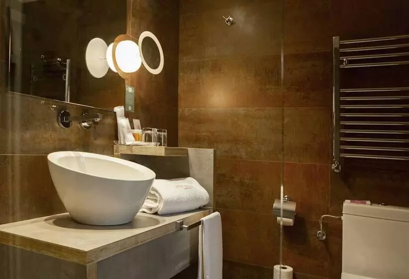 اتاق استاندارد سه نفره, Petit Palace Tamarises