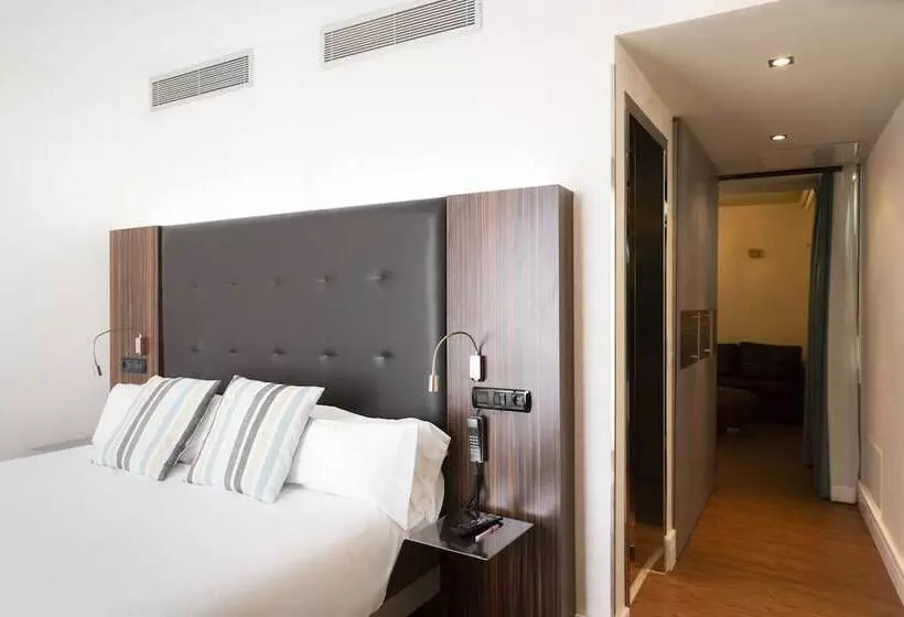 اتاق استاندارد سه نفره, Petit Palace Tamarises