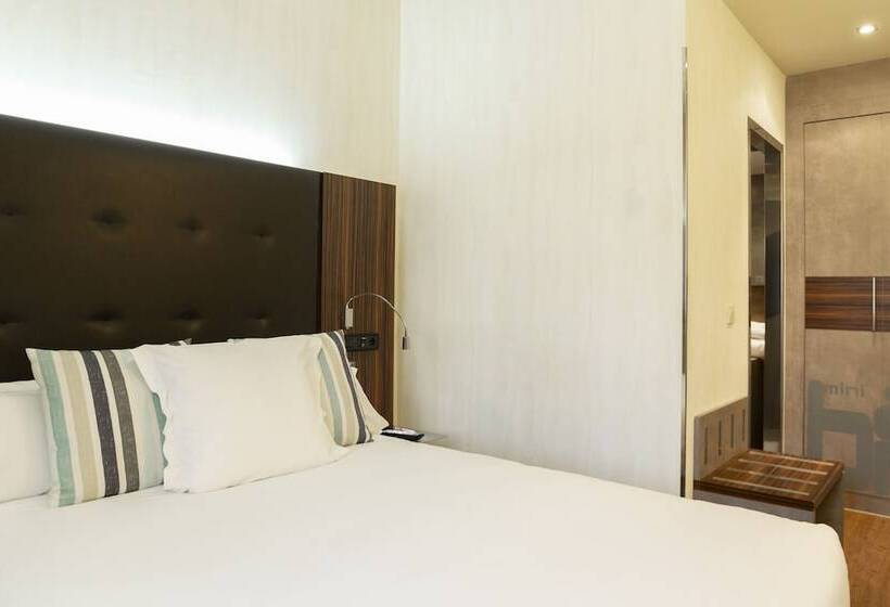 غرفة قياسية ثلاثية, Petit Palace Tamarises