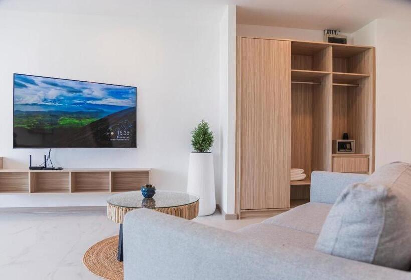 اتاق لوکس با چشمانداز دریا, Replay Pool Villa