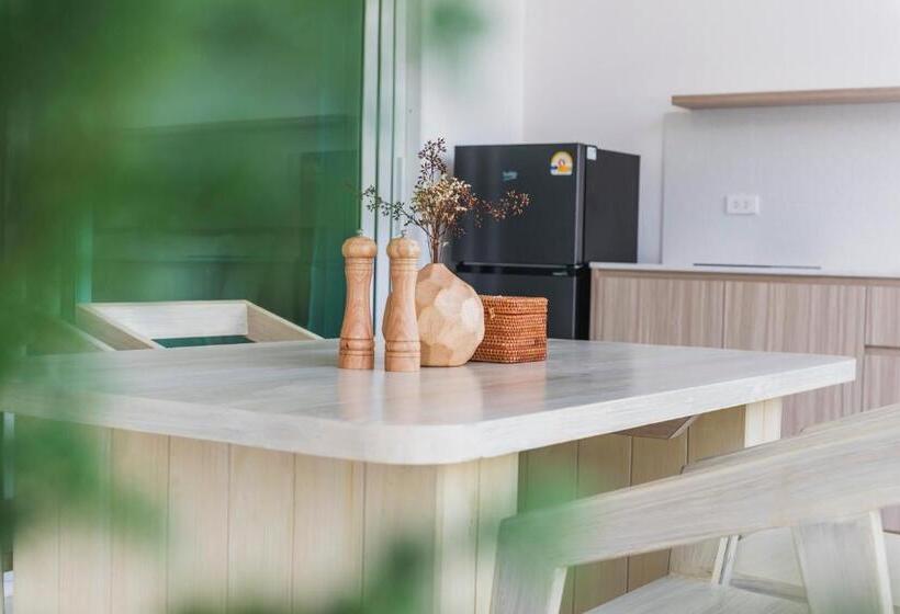 اتاق لوکس با بالکن, Replay Pool Villa