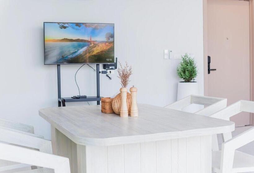 سوییت سوپریور با چشمانداز دریا, Replay Pool Villa