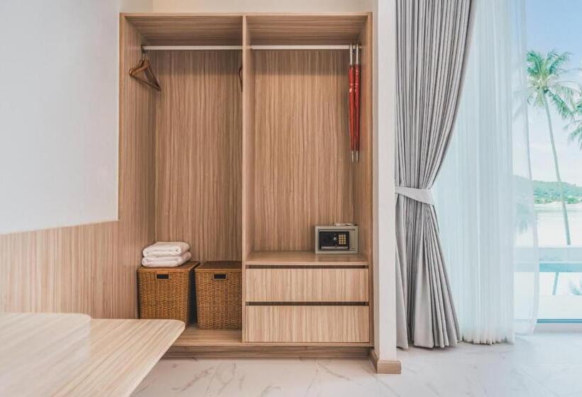 سوییت سوپریور با چشمانداز دریا, Replay Pool Villa