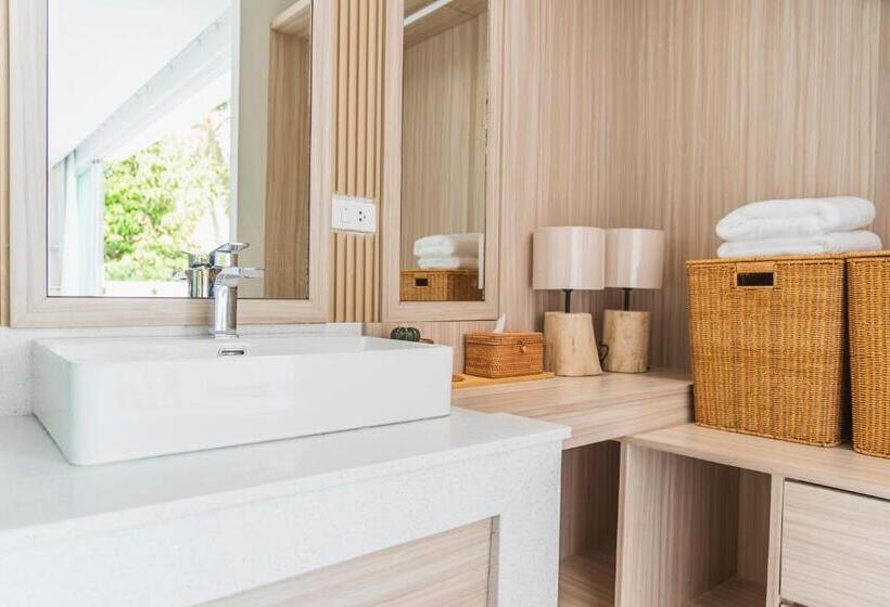 سوییت سوپریور با چشمانداز دریا, Replay Pool Villa