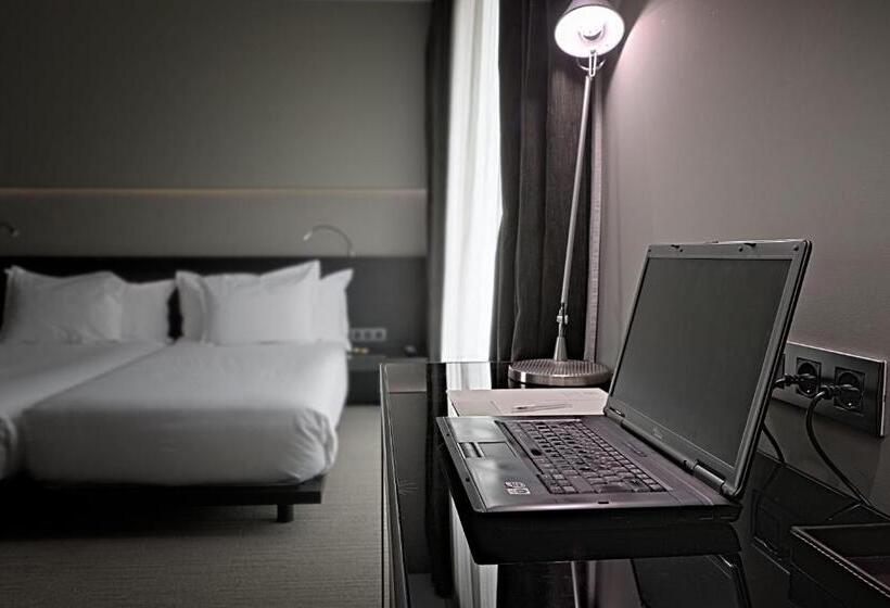 اتاق استاندارد سه نفره, Silken Gran Teatro