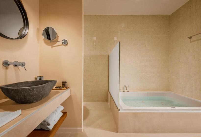 سوییت سوپریور, Oceanis Beach & Spa Resort