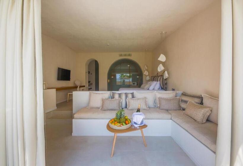 سوییت سوپریور, Oceanis Beach & Spa Resort