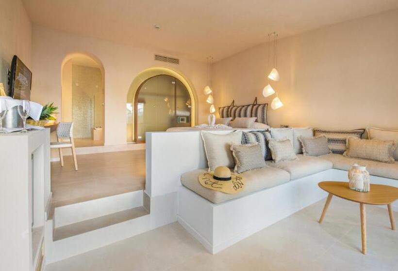 سوییت سوپریور, Oceanis Beach & Spa Resort