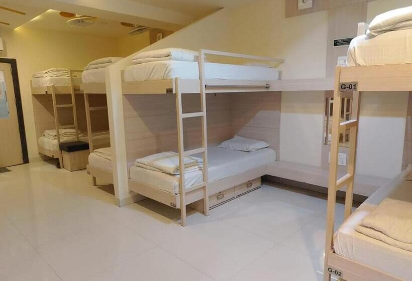 Bed in Shared Room with Shared Bathroom, Amigo