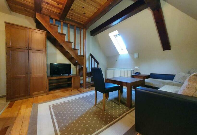 اتاق خانوادگی, Tara