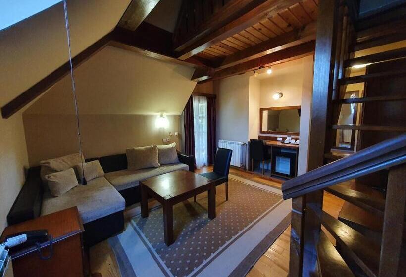 اتاق خانوادگی, Tara