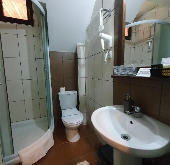 اتاق خانوادگی, Tara