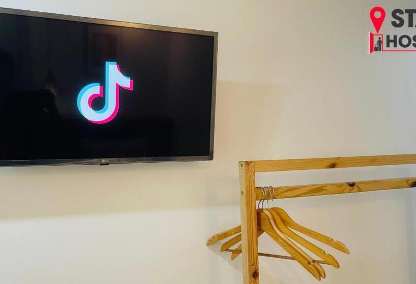 اتاق استاندارد چهارنفره با بالکن, Stay Hostel 2 350m From The Ferry