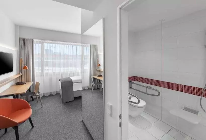 身障者適用スタンダードルーム, Holiday Inn Munich   Leuchtenbergring, An Ihg